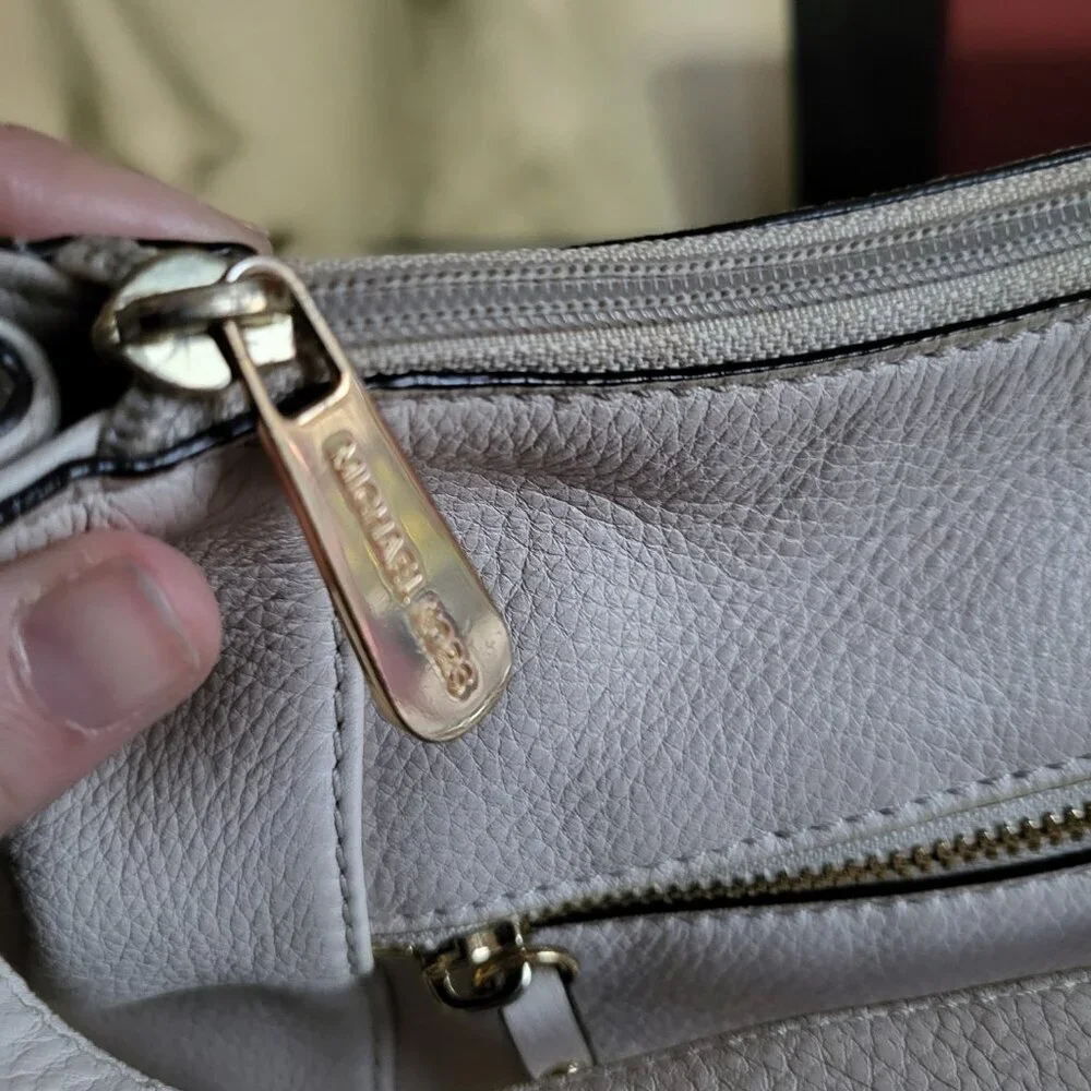 VINTAGE MICHAEL KORS PEBBLED CREAM LEATHER SHOULDER BAG